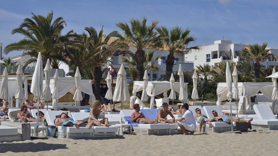 Ein angesagter Club auf Ibiza ist auch das "Ushuaia" in Playa d'en Bossa. Der noble Beachclub wurde 2011 eröffnet. Aus den Boxen perlt bereits am Vormittag Lounge-Musik. An den blütenweißen Strandbetten wird Champagner serviert.
