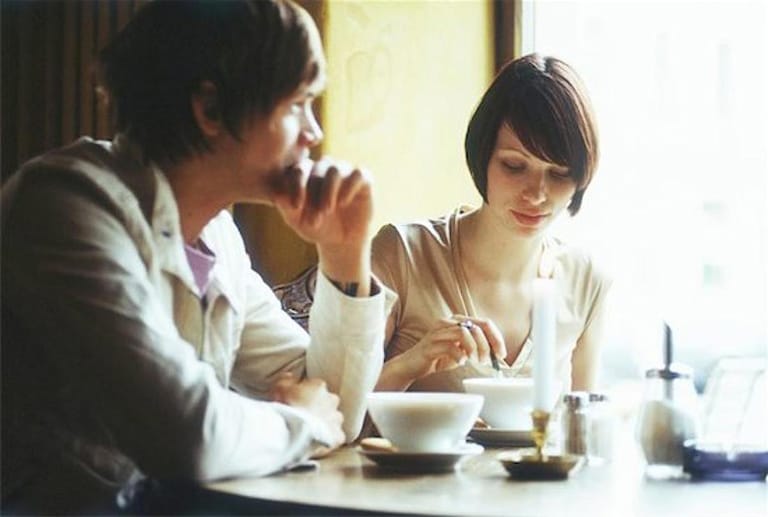 Kein ungewohntes Bild: Er hängt mit ihr im Café herum und hört sich ihren Liebeskummer an.