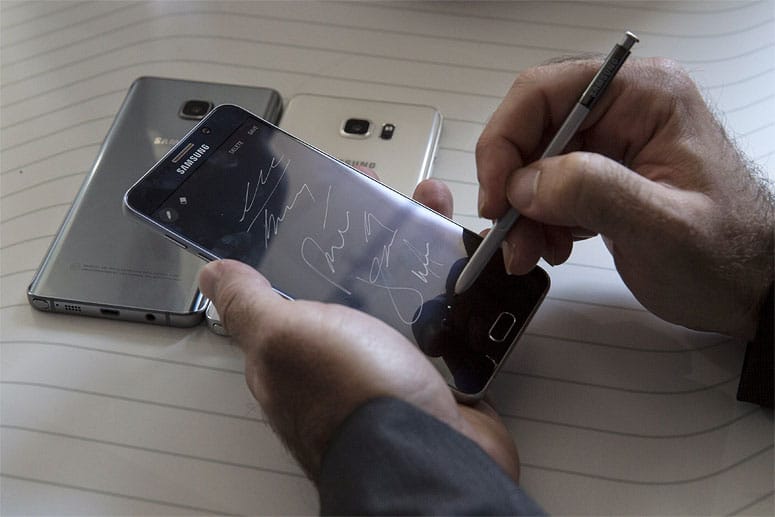 Auf dem Samsung Glaxy Note 5 kann man mit dem Stift auch auf das ausgeschaltete Display schreiben.