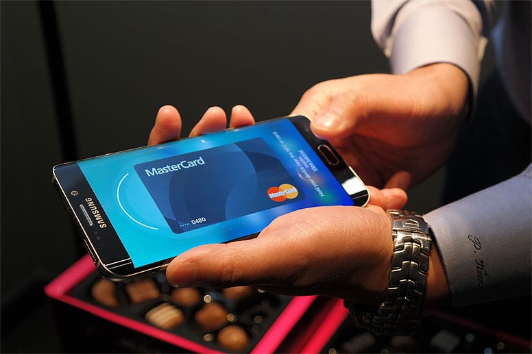 Samsung hat ebenfalls den Bezahldienst Samsung Pay präsentiert, der Kredit-, Bank- und auch Kundenkarten ersetzen kann.