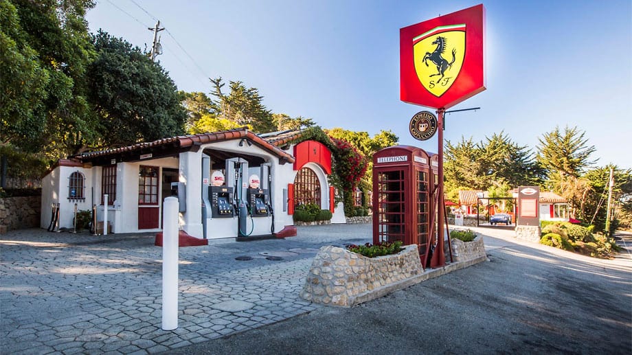 Ferrari lädt seine Markenjünger wie einst bei Enzo ins Casa Ferrari nach Carmel ein.