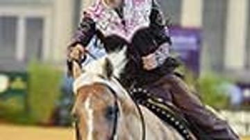 Gina Schumacher reitet auf dem Pferd Sharp Dressed Shiner während der Reit-Europameisterschaften in Aachen.