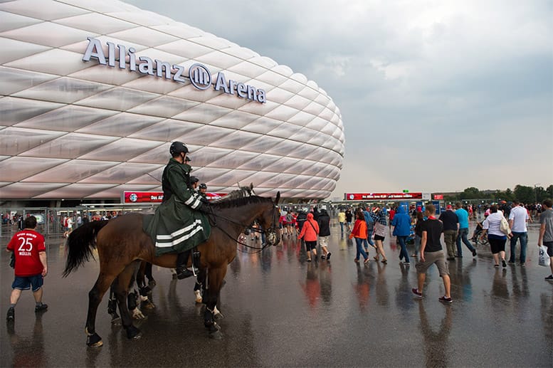 Auf geht's in die 53. Bundesliga-Saison: Die Fans strömen in die Allianz Arena.