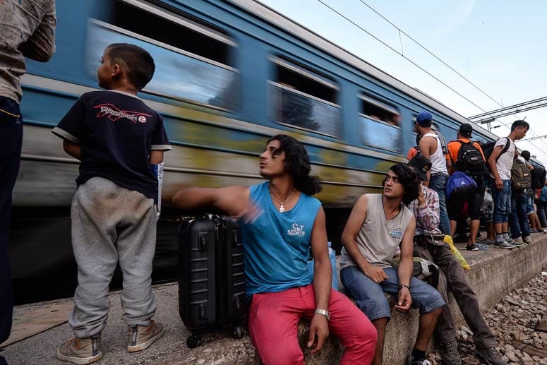 Nicht geschafft: Viele Menschen kriegen kein Zugticket und bleiben in Gevgelia (Mazedonien) zurück.