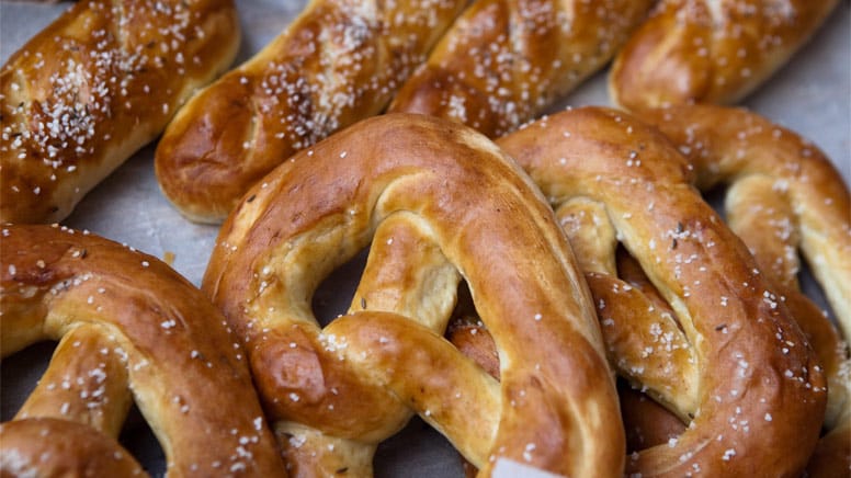 Das berühmte Gebäck mit dem Knoten, die Brezel (oder Brezen) darf natürlich auch nicht fehlen. Das berühmte Gebäck mit dem Knoten, die Brezel (oder Brezen) darf natürlich auch nicht fehlen.