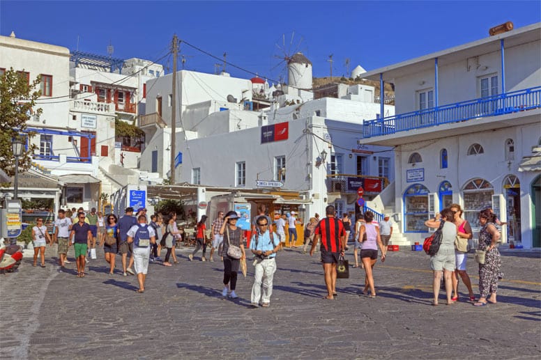 Die weißen Gebäude stehen auf der gesamten Insel und repräsentieren den für die Kykladen typische Architektur. Zudem ist Mykonos eine der beliebtesten griechischen Inseln.