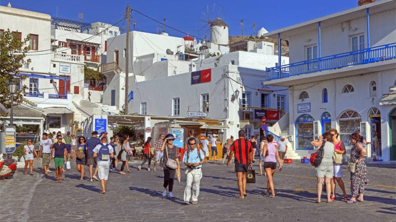 Die weißen Gebäude stehen auf der gesamten Insel und repräsentieren den für die Kykladen typische Architektur. Zudem ist Mykonos eine der beliebtesten griechischen Inseln. Die weißen Gebäude stehen auf der gesamten Insel und repräsentieren den für die Kykladen typische Architektur. Zudem ist Mykonos eine der beliebtesten griechischen Inseln.