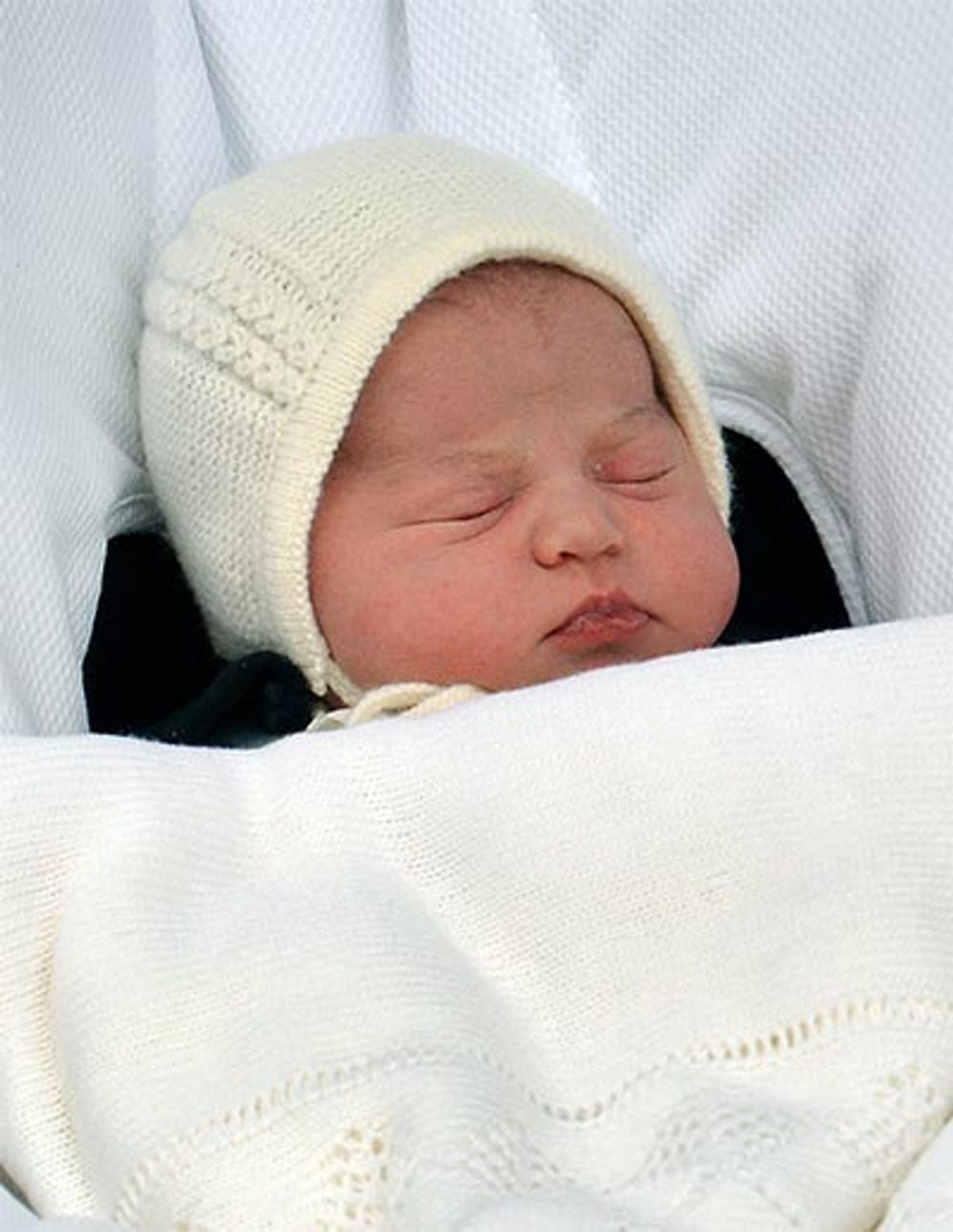 Am 2. Mai 2015 erblickte Prinzessin Charlotte Elizabeth Diana von Cambridge das Licht der Welt. Sie ist nach Großvater Prinz Charles, Papa Prinz William und Bruder Prinz George die Vierte der britischen Thronfolge.