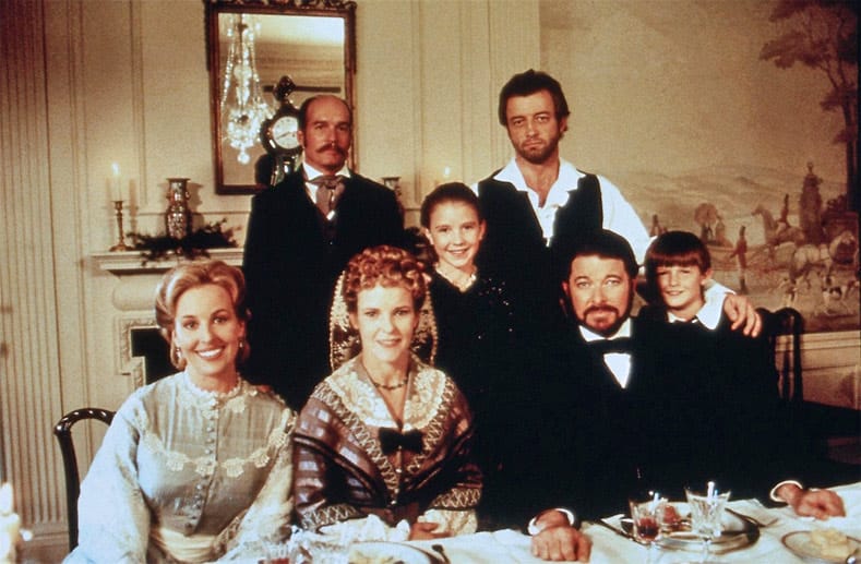 Am Set verliebte sich Jonathan Frakes (3.v.li., sitzend am Tisch) in seine spätere Ehefrau Genie Frances (ganz links) , die als Brett Main zu sehen war. Das Paar heiratete 1988 und bekam zwei Kinder.