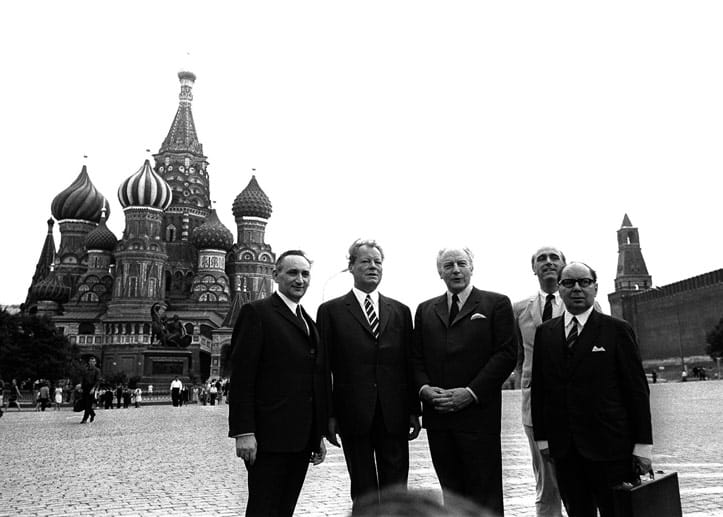 Bahr war ein bedeutender Außenpolitiker. Gemeinsam mit Bundeskanzler Willy Brandt gestaltete er in den 70er Jahren die Öffnung Deutschlands in Richtung Osten. Das Bild zeigt ihn (links) mit Brandt und dem damaligen Außenminister Walter Scheel (in der Mitte) 1970 in Moskau. Bahr war damals Staatssekretär im Bundeskanzleramt. Bahr war ein bedeutender Außenpolitiker. Gemeinsam mit Bundeskanzler Willy Brandt gestaltete er in den 70er Jahren die Öffnung Deutschlands in Richtung Osten. Das Bild zeigt ihn (links) mit Brandt und dem damaligen Außenminister Walter Scheel (in der Mitte) 1970 in Moskau. Bahr war damals Staatssekretär im Bundeskanzleramt.