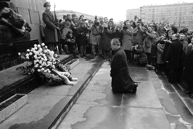 Bahr war auch bei diesem historisch bedeutenden Moment dabei: Im Dezember 1970, kurz nach Unterzeichnung des Warschauer Vertrags zwischen Polen und der BRD, legte Kanzler Brandt am Ehrenmal der Helden des Ghettos in Warschau einen Kranz nieder. Dabei sank er in die Knie und verharrte etwa eine halbe Minute. Die Demutsbekundung wurde zum Symbol der Ostpolitik. Bahr war auch bei diesem historisch bedeutenden Moment dabei: Im Dezember 1970, kurz nach Unterzeichnung des Warschauer Vertrags zwischen Polen und der BRD, legte Kanzler Brandt am Ehrenmal der Helden des Ghettos in Warschau einen Kranz nieder. Dabei sank er in die Knie und verharrte etwa eine halbe Minute. Die Demutsbekundung wurde zum Symbol der Ostpolitik.
