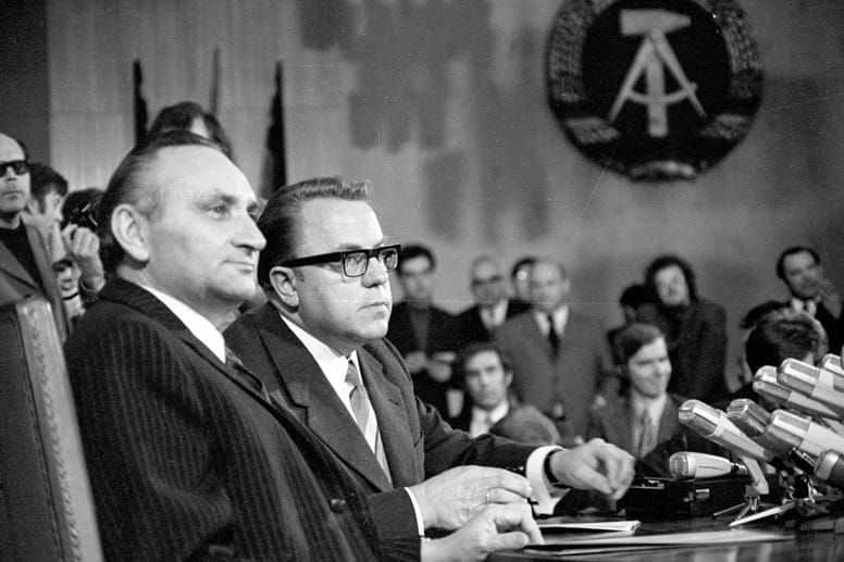 1972: Bahr, Bundesminister für besondere Aufgaben, und DDR-Staatssekretär Michael Kohl unterzeichnen den Grundlagenvertrag, der die Beziehungen zwischen BRD und DDR regelte. 1972: Bahr, Bundesminister für besondere Aufgaben, und DDR-Staatssekretär Michael Kohl unterzeichnen den Grundlagenvertrag, der die Beziehungen zwischen BRD und DDR regelte.