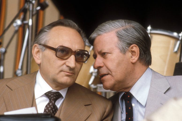 Der neue Bundeskanzler Helmut Schmidt ernannte ihn im Juli 1974 zum Bundesminister für wirtschaftliche Zusammenarbeit. Nach der Bundestagswahl 1976 schied er aus der Regierung aus. Der neue Bundeskanzler Helmut Schmidt ernannte ihn im Juli 1974 zum Bundesminister für wirtschaftliche Zusammenarbeit. Nach der Bundestagswahl 1976 schied er aus der Regierung aus.