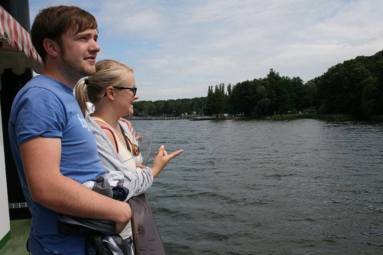 Sarah Selzer und Robert Neumann aus Rostock genießen die Aussicht während ihrer Rundfahrt auf dem Arendsee.