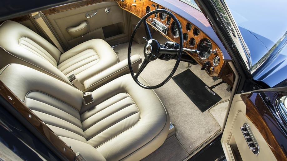 Edler Innenraum mit verstecktem Drogenfach in Richard’s Bentley S3 Continental Flying Spur.