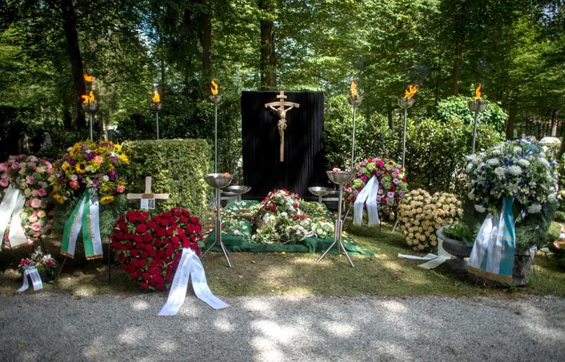Rund 200 Trauergäste wohnten der bewegenden Zeremonie auf dem Waldfriedhof bei.