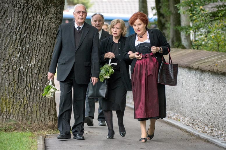 Gundula (M.), die Witwe des 2014 verstorbenen Entertainers und Schauspielers Joachim "Blacky" Fuchsberger, nahm ebenfalls an der Trauerzeremonie teil.