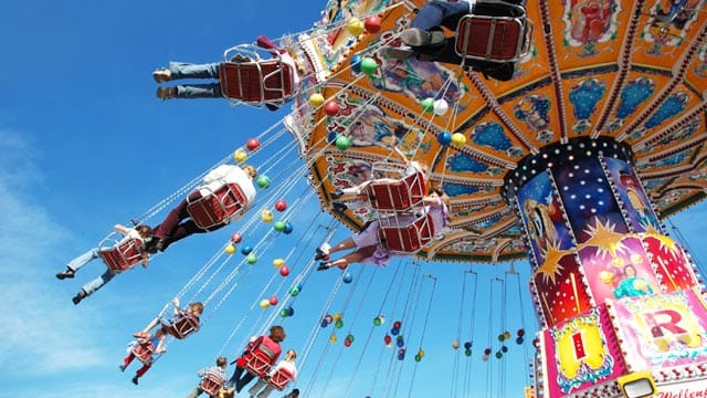 Wenn Sie es lieber etwas ruhiger angehen lassen, sollten Sie mit dem "Wellenflieger Circus Welt" fahren.