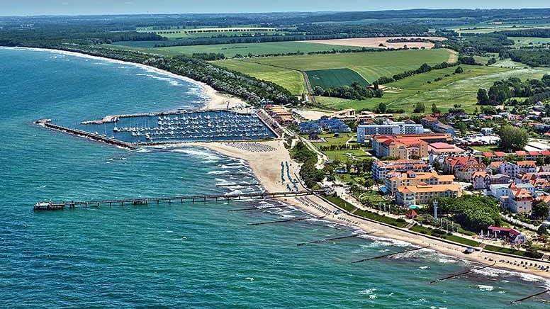 Doch Kühlungsborn, das größte aller Ostseebäder in Deutschland, hat neben dem Jachthafen noch viel mehr zu bieten. Hinter dem kilometerlangen Sandstrand und der Seebrücke verläuft Deutschlands längste Uferpromenade. Daran schließen sich Hotels, Restaurants, Bars und Boutiquen an.