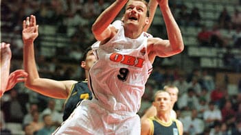 Ein sehr erfolgreicher, aber vor allem spektakulärer Basketballer war "Flying" Henning Harnisch. Seine Dunkings sind unvergessen. Mit zwölf Punkten im Schnitt trug er auch maßgeblich zum EM-Titel 1993 bei. Bis 1997 absolvierte Harnisch 169 Länderspiele für Deutschland. Heute ist er Vizepräsident von ALBA Berlin.