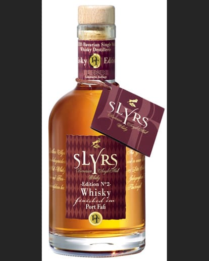 Der wohl bekannteste deutsche Whisky ist "Slyrs" aus der bayerischen Destillerie Lantenhammer. In Sherry-, Portwein oder Sauternesfässern altern die Brände. Stolz des Hauses ist der 12-Jahre gelagerte Single Malt mit würzigen Aromen von Nelke, Muskat und Eichenholz.