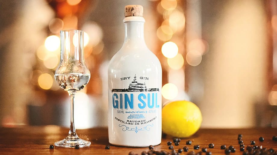 Ein weiterer Gin aus deutschem Lande ist "Gin Sul", der in Hamburg in einer Manufaktur hergestellt wird. Sein Geheimnis: Die portugiesische Lackzistrose von der Costa Vicentina, die dem Wacholdertrunk eine Prise "Saudade" verleiht, die spezifisch portugiesische Form der Melancholie, des Heimwehs.