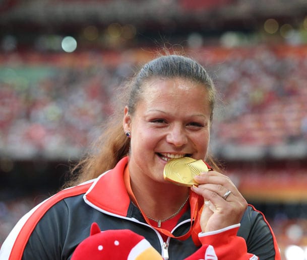 Bissfest: Christina Schwanitz sorgt für die erste Medaille der deutschen Leichtathleten bei der WM in Peking. Und es ist gleich eine goldene. Die 20,37 Meter der 29-Jährigen aus Dresden im Kugelstoßen sind nicht zu schlagen.