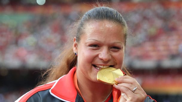 Bissfest: Christina Schwanitz sorgt für die erste Medaille der deutschen Leichtathleten bei der WM in Peking. Und es ist gleich eine goldene. Die 20,37 Meter der 29-Jährigen aus Dresden im Kugelstoßen sind nicht zu schlagen.