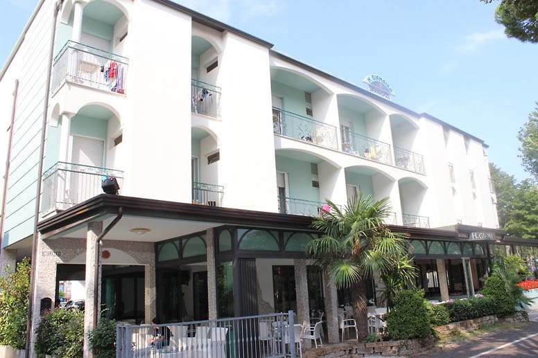 Das Hotel Giamaika liegt in ruhiger Lage und inmitten grüner Idylle.