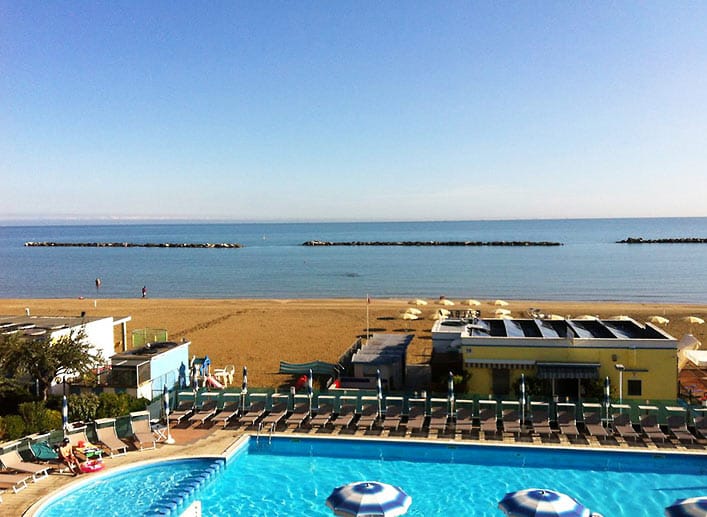 Das familiengeführte Hotel Lungomare liegt direkt am Meer und ganz in der Nähe der Fußgängerzone Villamarina di Cesenatico.