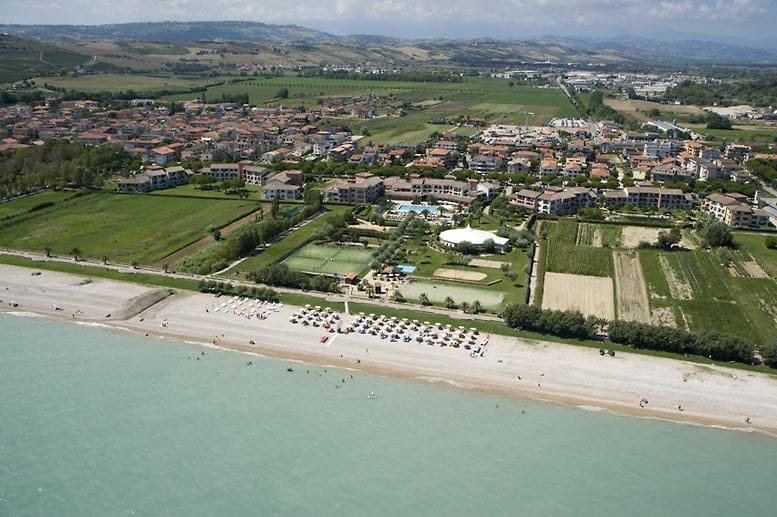 Die komfortable Ferienanlage Scerne di Pineto liegt direkt am Meer, etwa 30 Kilometer nördlich von Pescara. Hier trifft das Blau der Adria auf die Berge der Abruzzen.