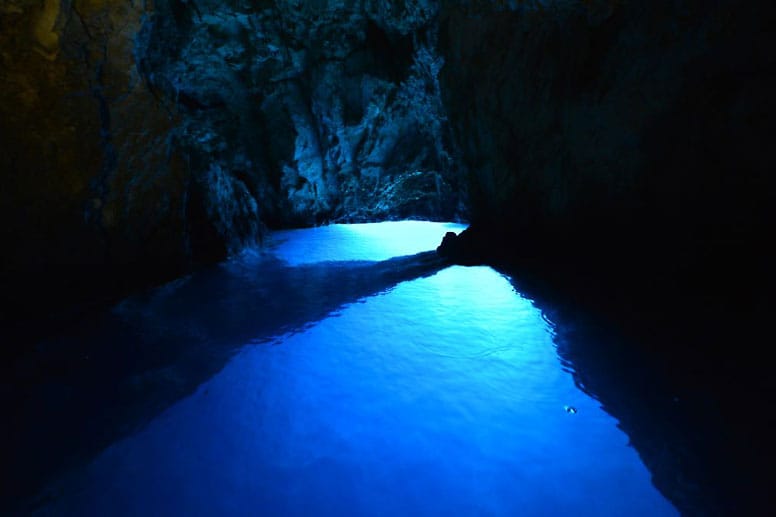Die Insel Biševo liegt inmitten der unberührten Natur Dalmatiens, die mit einem einzigartigen Naturphänomen lockt - der blauen Grotte von Biševo. Wie es der Name vermuten lässt, strahlt das Wasser in der Grotte in leuchtend blauer Farbe.