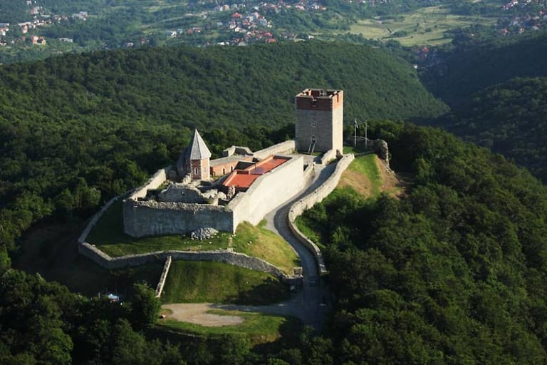 Das Naturreservat Medvednica nahe der Hauptstadt Zagreb ist ein Ort, an dem die Einheimischen entspannen. Neben der Besichtigung der Burg Medvedgrad sind auch Wandern in den Bergen oder eine Tour durch die Veternica Höhle möglich.