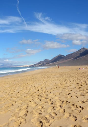 Endlose Sandstrände sind wohl das erste, an das man bei Fuerteventura denkt. Im Norden sind es die Dünenstrände rund um den Hauptort Corralejo.