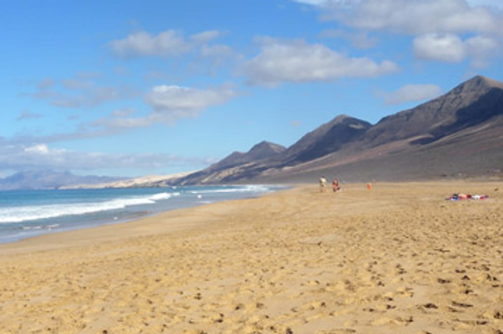 Endlose Sandstrände sind wohl das erste, an das man bei Fuerteventura denkt. Im Norden sind es die Dünenstrände rund um den Hauptort Corralejo.