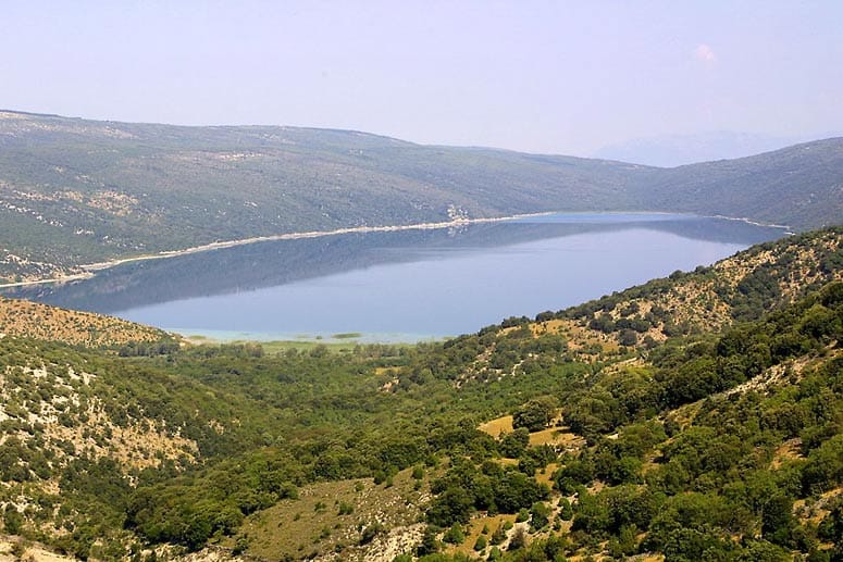 In der Kvarner Bucht liegt Cres, ist die größte Insel Kroatiens. Ein Idyll für Naturliebhaber ist der Vrana See mit seinen seltenen Tierarten, wie beispielsweise dem Gänsegeier.