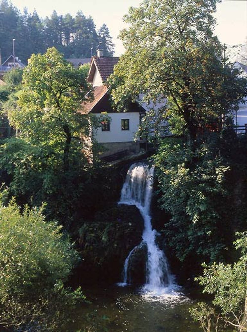 Im Herzen Kroatiens, nahe der kleinen Stadt Slunj, befindet sich der alte Rastoke-Komplex. Besucher sehen hier traditionelle, landestypische Architektur mit historischen Wassermühlen n in einer durch den Fluss Slunjcica geformten Landschaft.