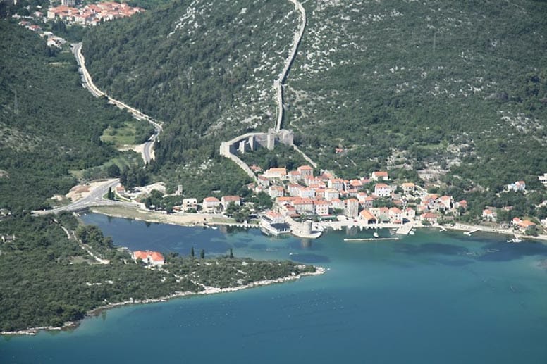 In der Nähe von Dubrovnik befinden sich die kleinen Städte Ston und Mali Ston, die seit Hunderten von Jahren durch eine massive Mauer miteinander verbunden sind. Die küstennahen Siedlungen erwecken das historische Erbe zum Leben und bieten ihren Besuchern dazu eine delikate Auswahl an frischen Austern und anderen Muscheln.