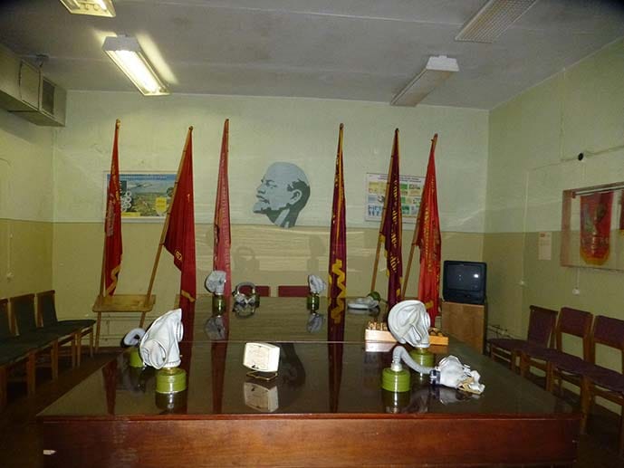 Im Sowjet-Bunker befinden sich Gasmasken und ein Lenin-Bild.
