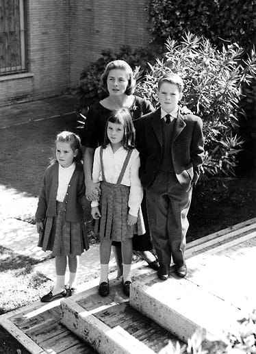 Ingrid Bergmann mit Robertino, Isabella und Isotta, den Kindern aus der Ehe mit Roberto Rosselini.