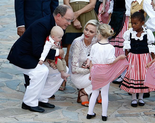 Fürst Albert auf Augenhöhe mit den Landeskindern.