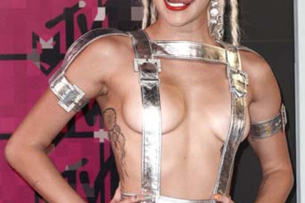Miley Cyrus moderierte die "MTV Video Music Awards" am 30. August 2015. Klar, dass sie sich als Gastgeberin einiges einfallen ließ, um auch garantiert der Hingucker des Abends zu sein.