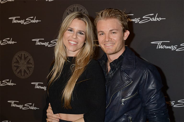 Nico Rosberg und seine Ehefrau Vivian sind am 30. August 2015 Eltern einer Tochter geworden. Für den Formel-1-Piloten und seine Gattin ist es das erste Kind. "Wir sind überwältigt und glücklich", twitterte der 30-Jährige.