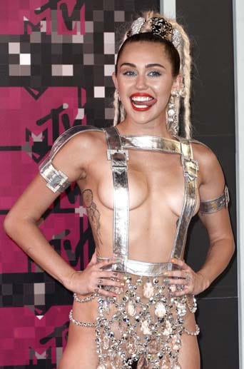 Mit diesem - nun ja - Outfit war Miley Cyrus am 30. August 2015 der Hingucker auf dem roten Teppich der "MTV Video Music Awards". Wenn auch wieder mal im negativen Sinn.
