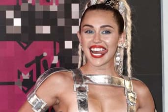 Mit diesem - nun ja - Outfit war Miley Cyrus am 30. August 2015 der Hingucker auf dem roten Teppich der "MTV Video Music Awards". Wenn auch wieder mal im negativen Sinn.