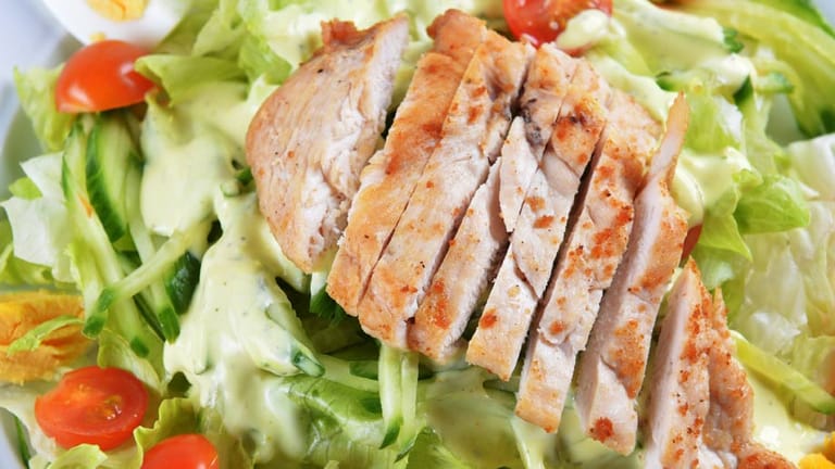 Mageres Hühnerfleisch mit Salat ist eine gute Mahlzeit zum Muskeltraining. Denn es enthält richtig viel Eiweiß: 100 Gramm Hühnchen enthalten 18 bis Gramm. Noch mehr bietet Pute: Ihr Fleisch enthält etwa 25 Gramm.