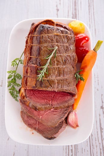Ob Rind oder Schwein: Mageres Fleisch enthält ebenfalls viel Eiweiß – etwa 20 Gramm pro 100 Gramm. Wichtig ist nur, dass es nicht zu fett ist.