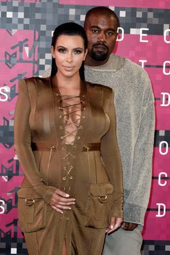 Bei Kim Kardashians Outfit konnte man nur hoffen, dass die Schnüre dem Druck standhalten würden.