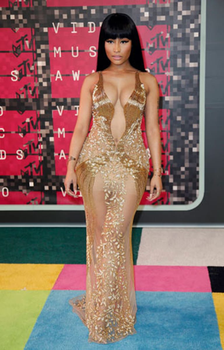 Eigentlich ein glamouröses Outfit, aber an Nicki Minaj wirkt es etwas zu eng und etwas zu billig.