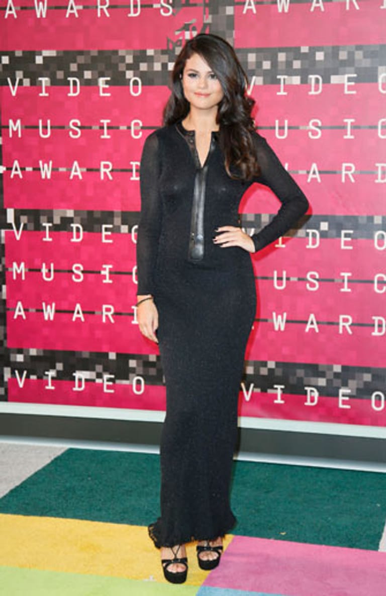Das Gegenteil von Haut zeigen: Selena Gomez' Outfit wirkte fast schon wieder zu langweilig.
